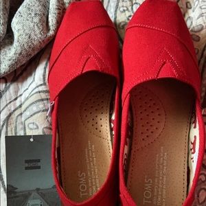Size 8.5 women’s TOMS